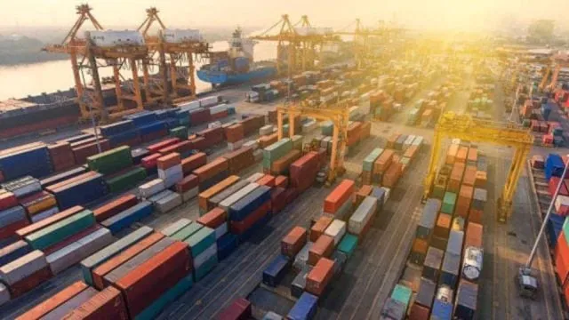 India's Exports Rise by 4.84% to $491.8 Billion in April-October 2025