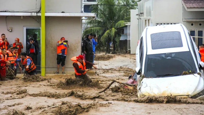 Death Toll from Flooding in Indonesia Surpasses 442 Amid Crisis