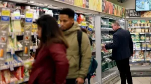 US Consumer Confidence Rises to 53.3 in December 2025