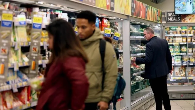US Consumer Confidence Rises to 53.3 in December 2025