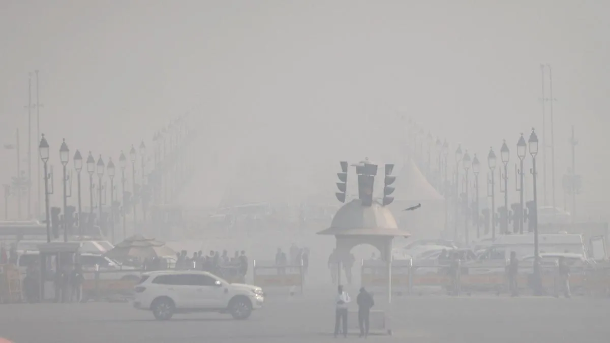 Delhi's Severe Smog Disrupts Flights and Schooling Amid Health Alerts