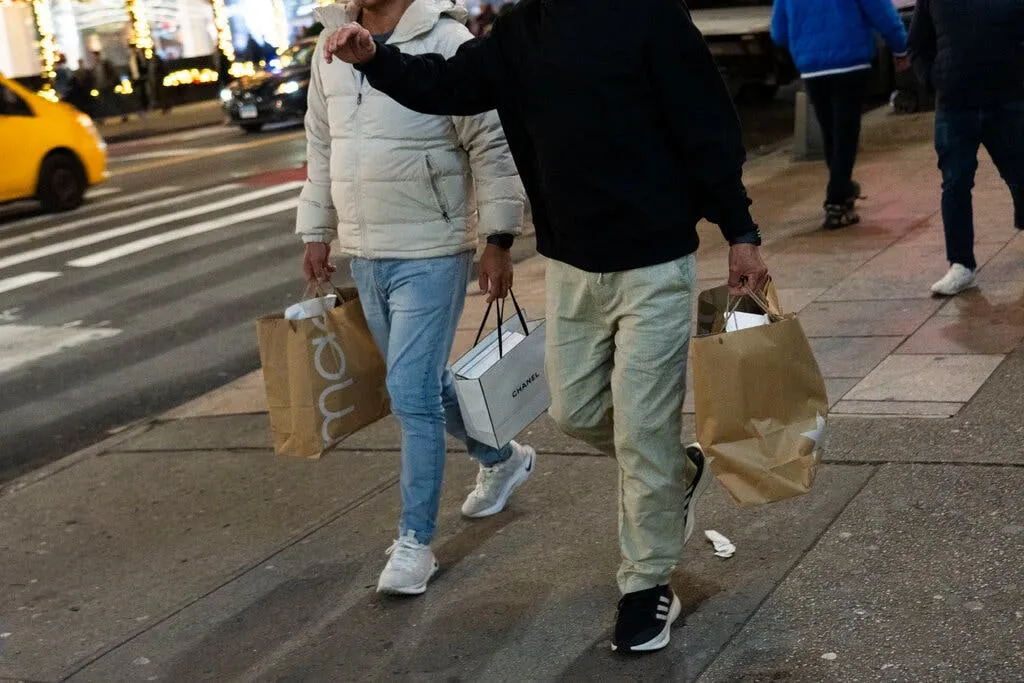 US Economy Sees Strongest Growth in Two Years Amid Consumer Spending