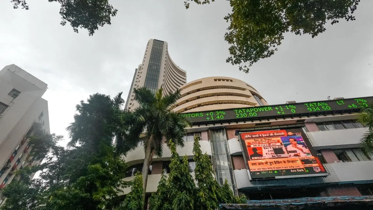 Indian Stock Markets Decline Amid Foreign Fund Withdrawals