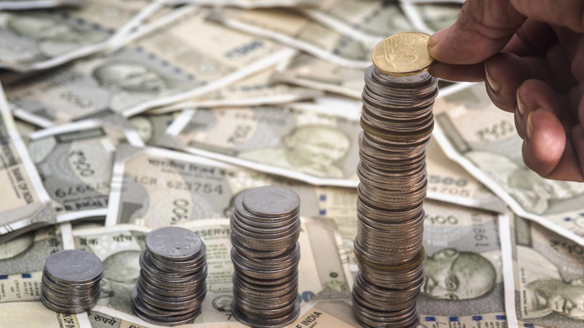 Indian Rupee Declines Against US Dollar Following Trade Deal