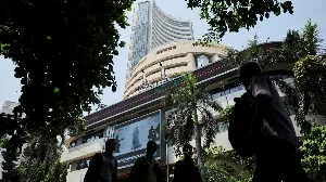 Indian Stock Markets Fall by 2% Amid Geopolitical Tensions