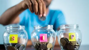 मार्च 2026 में बाजार में गिरावट के बावजूद म्यूचुअल फंड निवेशकों ने सुधार दिखाया