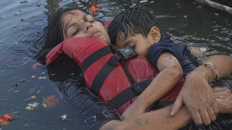 Jabalpur Cruise Tragedy: Viral Image of Drowning Mother and Child Debunked