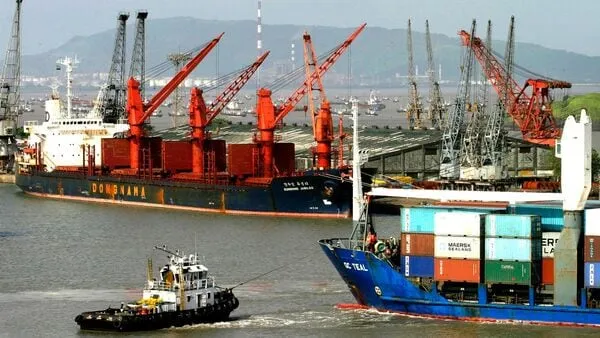 India's Exports Reach Record $863 Billion in FY26 Amid Challenges