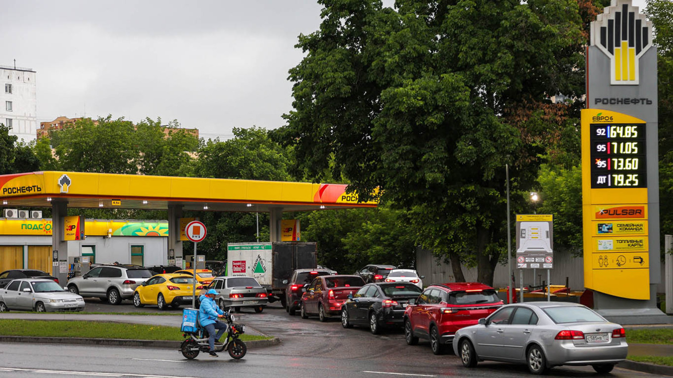 Kremlin Engages in Talks to Import Gasoline Amid Fuel Crisis