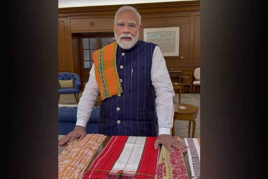 Prime Minister Modi Promotes National Handloom Day Celebrations