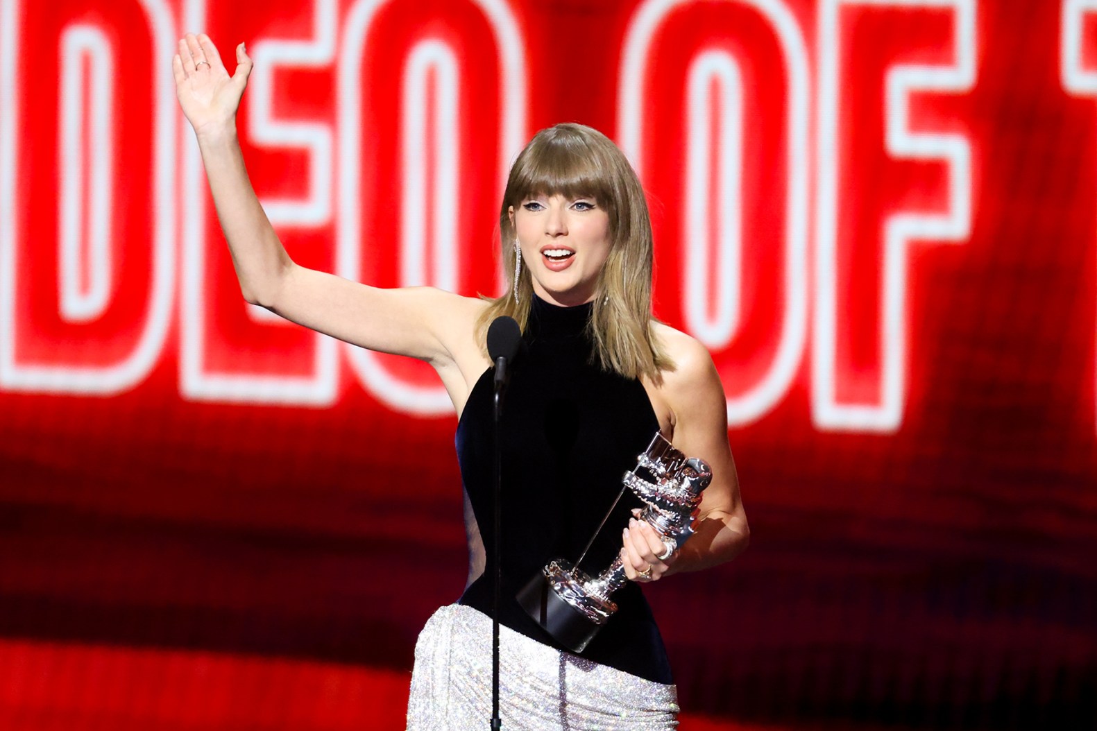 Taylor Swift Tributes Dolly Parton at VMAs for Best Video Award