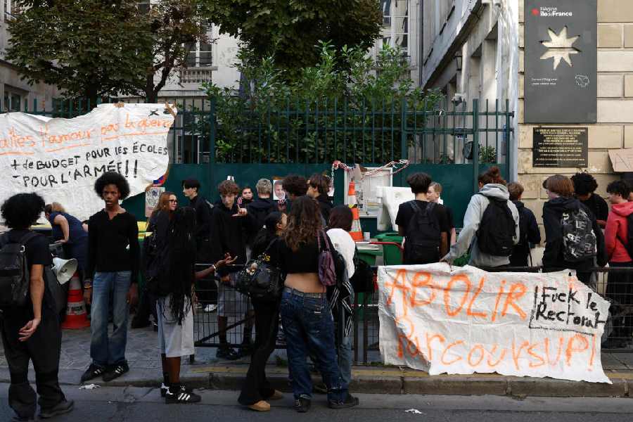 Over 400 Arrests Amid Widespread Student Protests in France