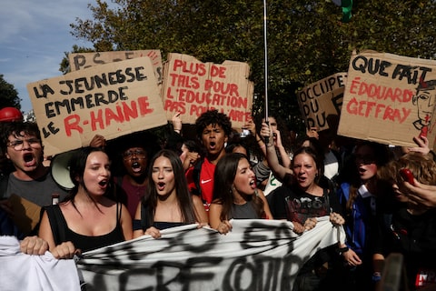 Violent Student Protests Erupt Across France Amid Tensions