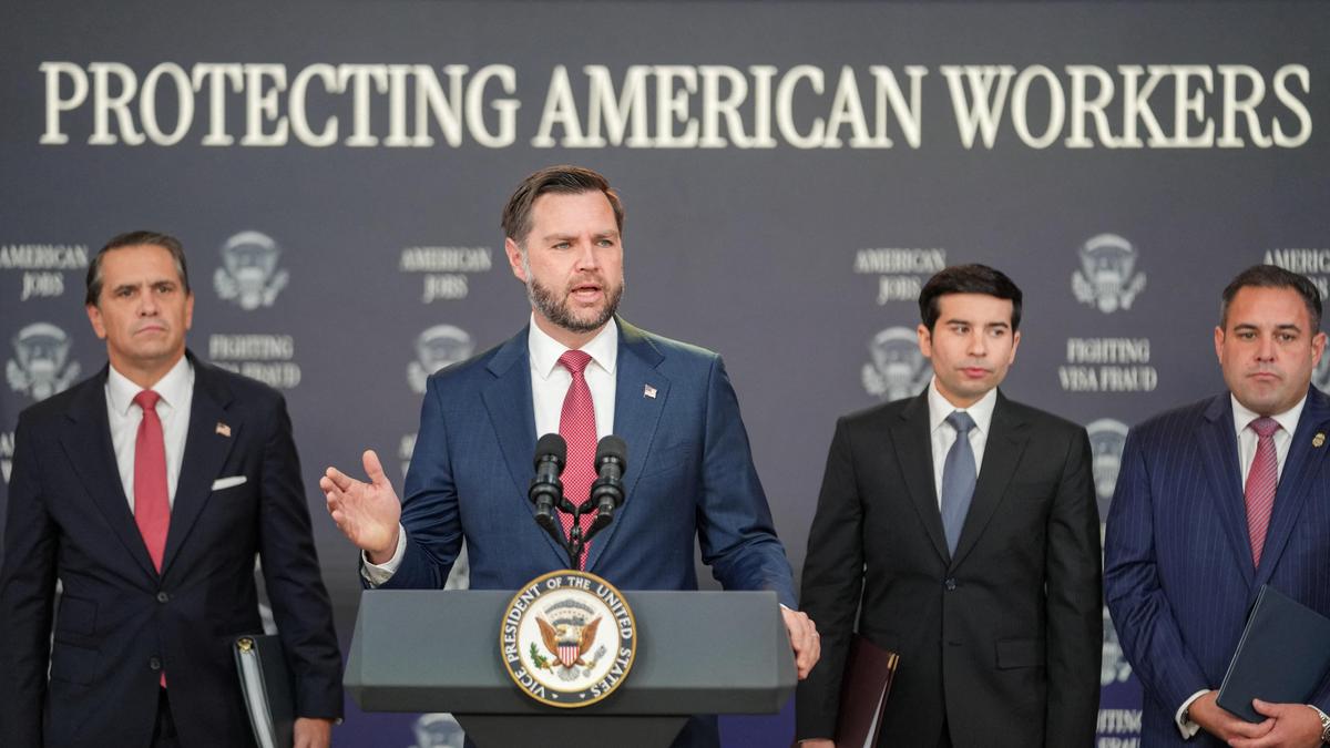 US Temporarily Suspends Eight Major Tech Companies from Green Card Process