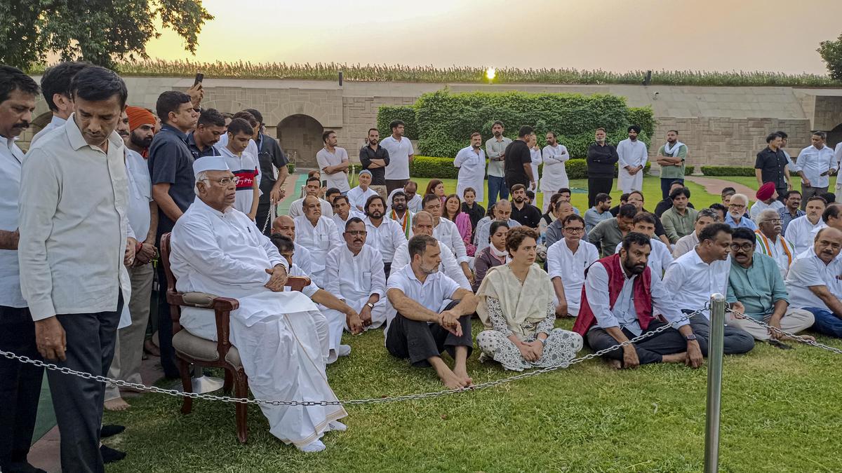 Opposition Leaders Pray for Government to Dismiss Chief Election Commissioner