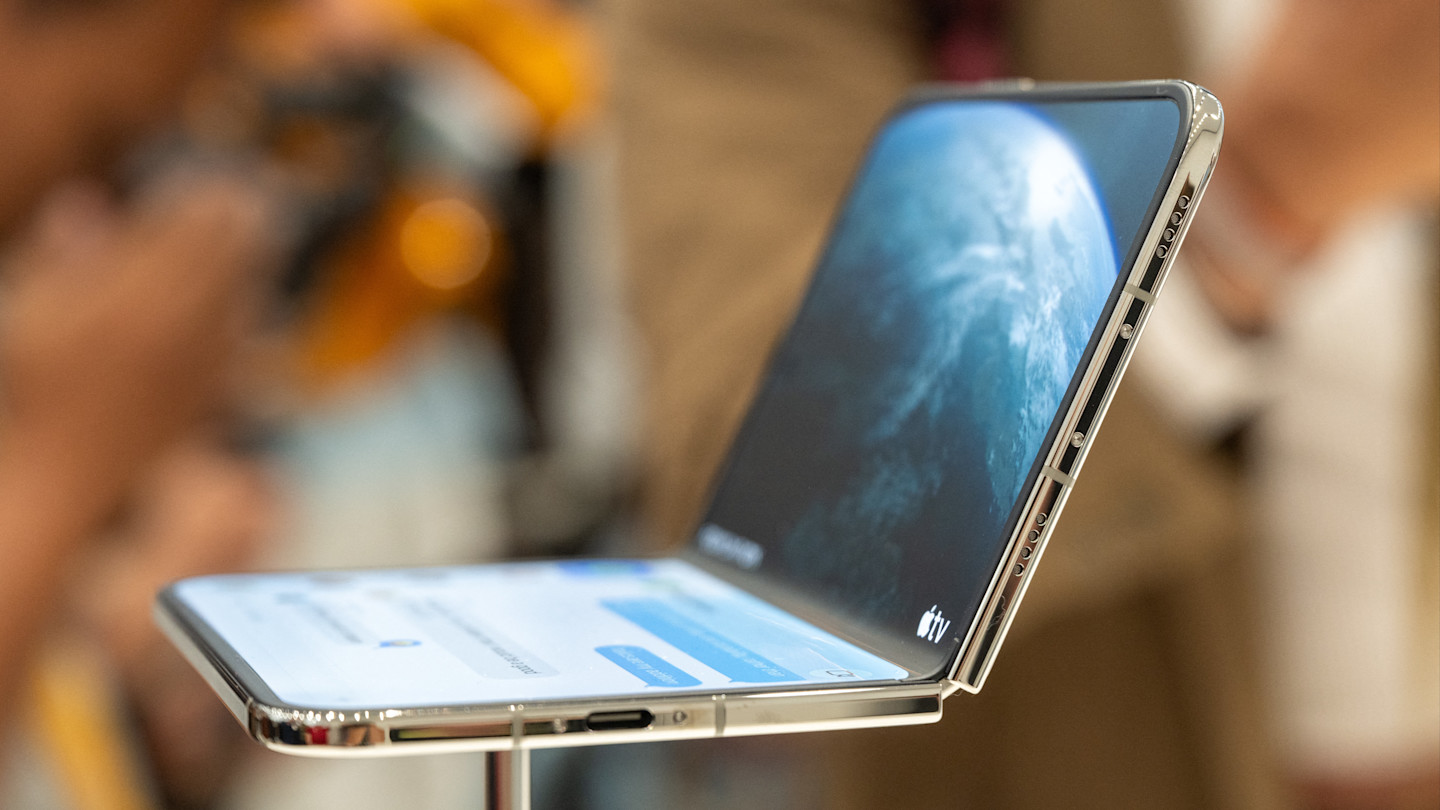 Apple Stock Rises as New Foldable iPhone Faces Delivery Delays