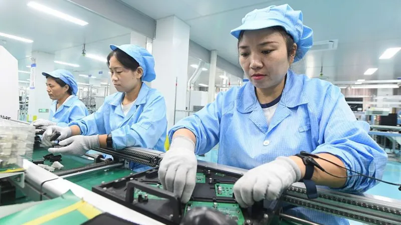 China's Economic Growth Boosted by AI Export Surge Amid Weakness