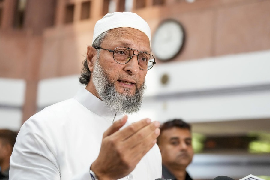Owaisi Urges Muslim Youth to Dismiss Political Dynasties